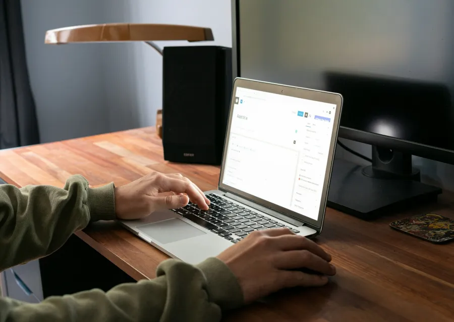 Team member working on the Pinakexa dashboard on a laptop